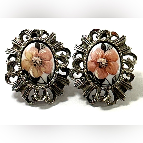 Jewelry - Vintage Screwback Earrings Silver Tone With Pink Floral Cabachon